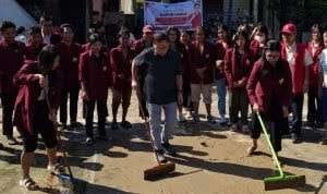 Tinjau Sekolah Terdampak Banjir, Dr Sofyan Tan Ajak Mahasiswa Turun Bergotong Royong