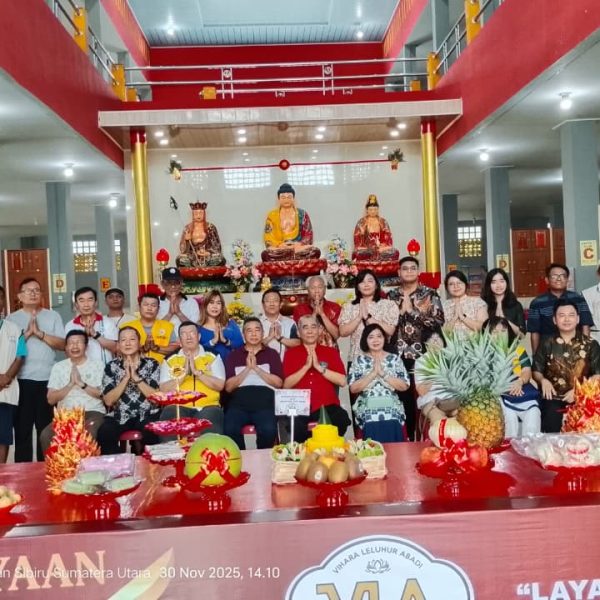 Hut ke 5 Tahun Vihara Leluhur Abadi Bersama Ketua Tridharma Komda Sumut Memberikan Bantuan Sembako Kepada Warga Korban Banjir Dan Warga Kurang Mampu