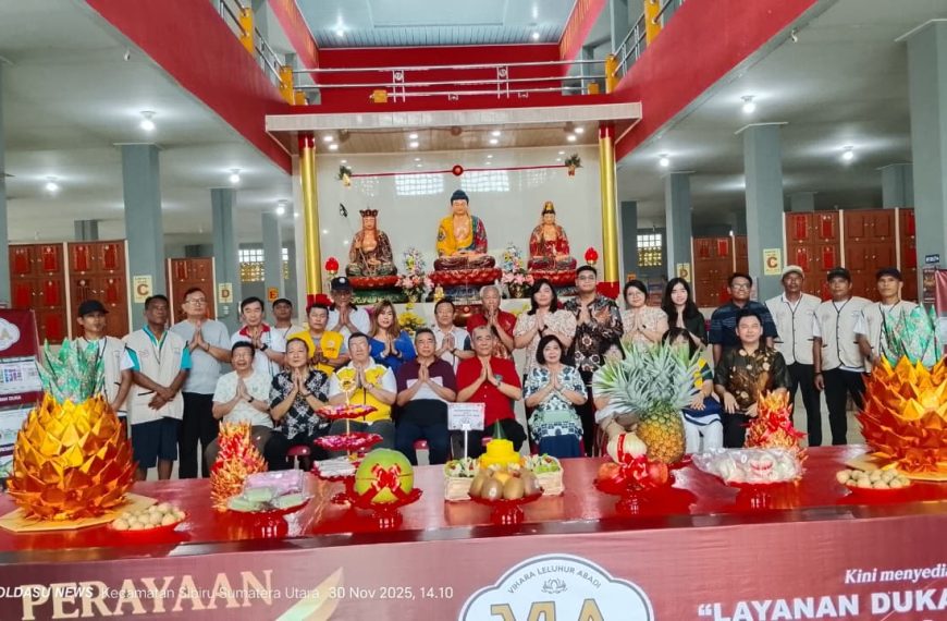 Hut ke 5 Tahun Vihara Leluhur Abadi Bersama Ketua Tridharma Komda Sumut Memberikan Bantuan Sembako Kepada Warga Korban Banjir Dan Warga Kurang Mampu