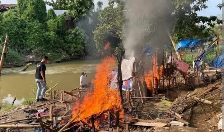 Sarang Narkoba di Kawasan Pria Laut Digerebek, Pengedar Diringkus, Barak Dibakar