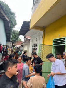 Kalaborasi Bimantara Poldasu Dampingi Donatur Turun Kelokasi Banjir di Medan Berikan Makanan Gratis