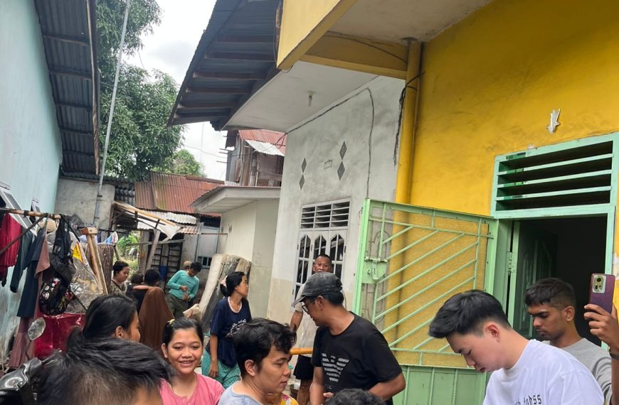 Kalaborasi Bimantara Poldasu Dampingi Donatur Turun Kelokasi Banjir di Medan Berikan Makanan Gratis