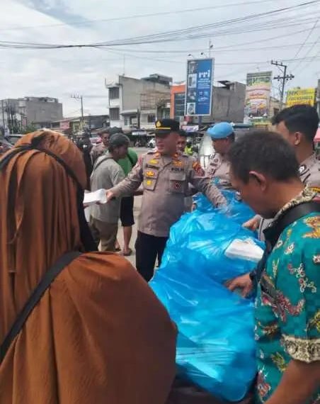 Polri Untuk Masyarakat, Polsek Sunggal Laksanakan “Ju’mat Barokah” Bagikan Bungkus Nasi Kepada Masyarakat