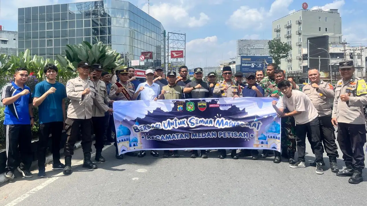 Kolaborasi Jumat Berkah, Camat Medan-Kapolsek Medan Bagikan 300 Nasi Kotak Di Seputaran Tugu SIB