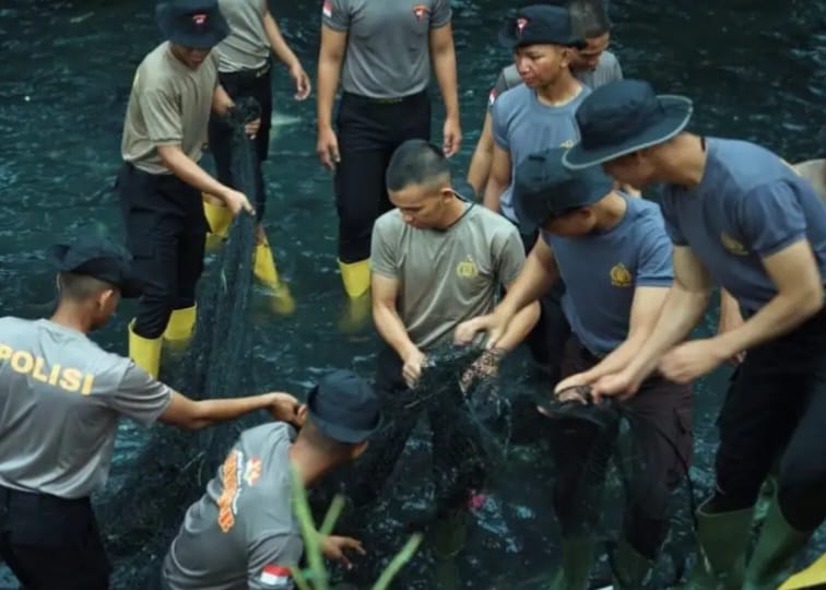 Aksi Jumat Bersih Brimob Polda Sumut, Personel Bersihkan Saluran Air dan Masjid di Medan Tembung