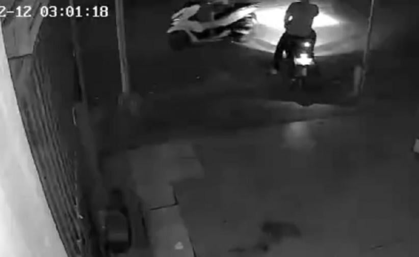 Terekam CCTV, Maling Gasak Motor Polisi di Labuhanbatu