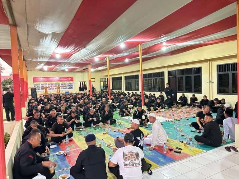 Pererat Kebersamaan dan Tingkatkan Spiritual, Dansat Brimob Polda Sumut Pimpin Buka Puasa Bersama Personel Yon C
