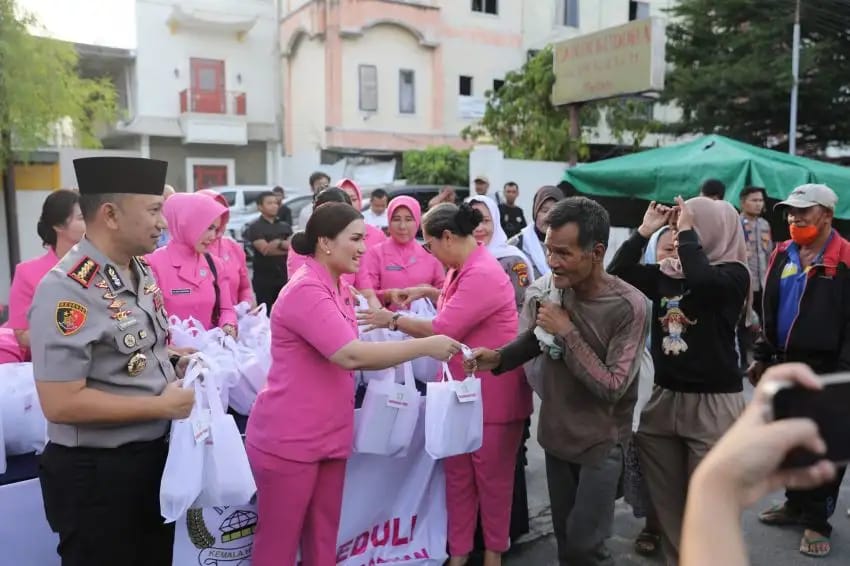 Kapolrestabes Medan Bagikan 1.999 Paket Takjil dan Santuni 99 Anak Yatim Saat Buka Puasa Bersama Masyarakat