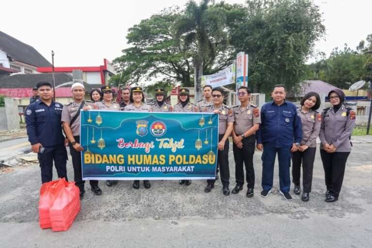Semangat Ramadhan, Bid Humas Polda Sumut Turun ke Jalan Berbagi Takjil untuk Masyarakat