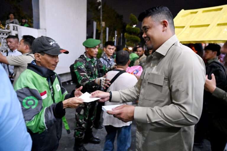Gubernur Sumut,Bobby Nasution Bagikan 2.500 Bingkisan dari Presiden di Malam Idulfitri 1447 H