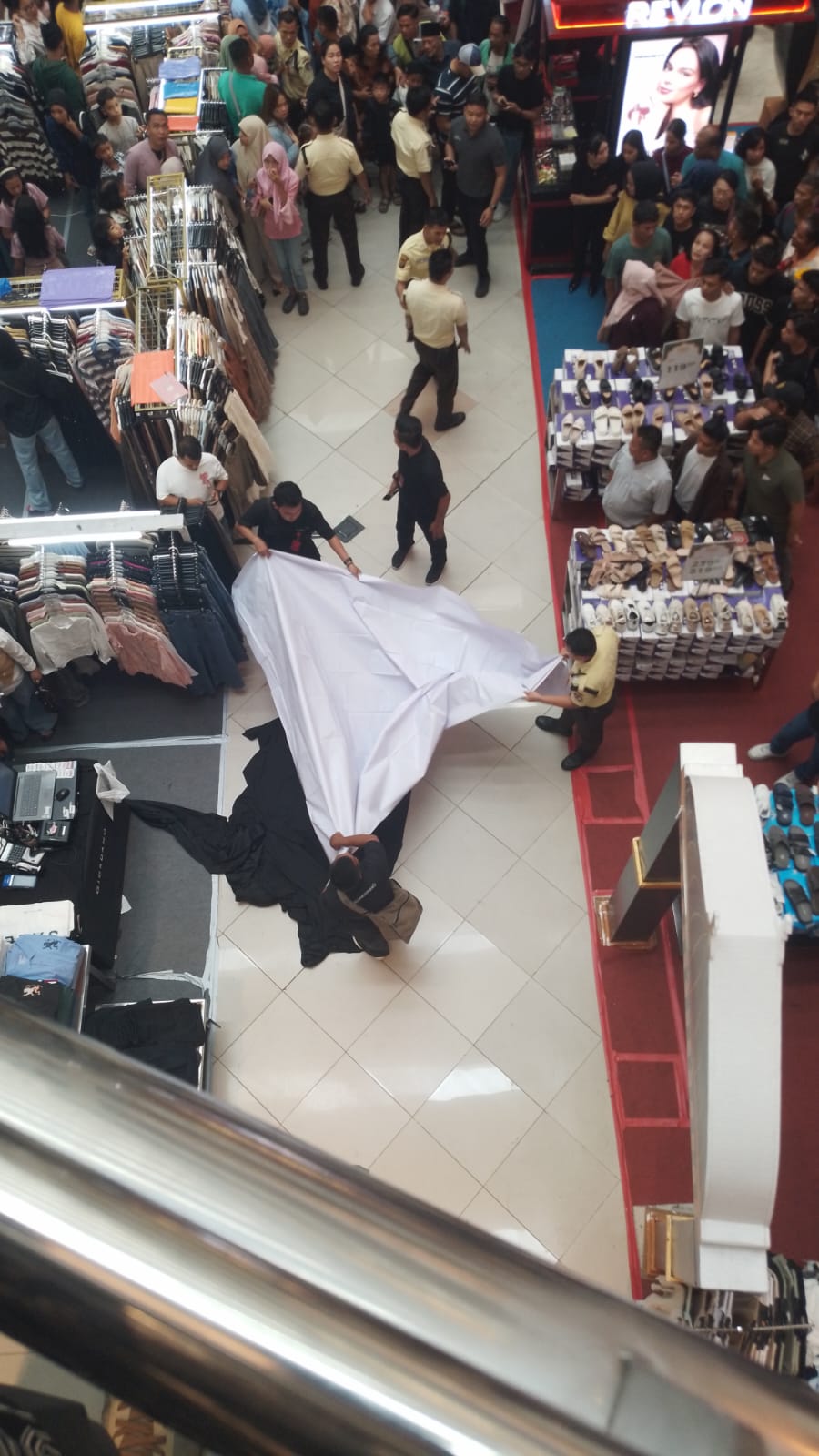 Wanita Diduga Bunuh Diri di Plaza Medan Fair, Pengunjung Mall Panik