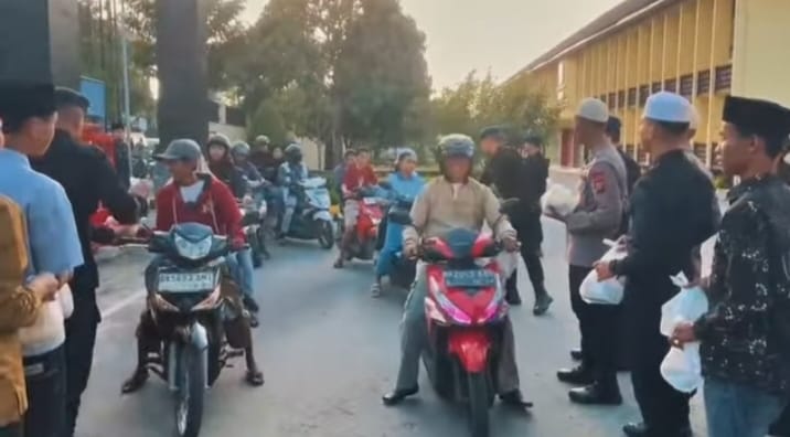 Brimob Sumut Berbagi Berkah Ramadhan 1447 H, 200 Paket Takjil Dibagikan untuk Pengendara di Sekitar Mako KE Lumi