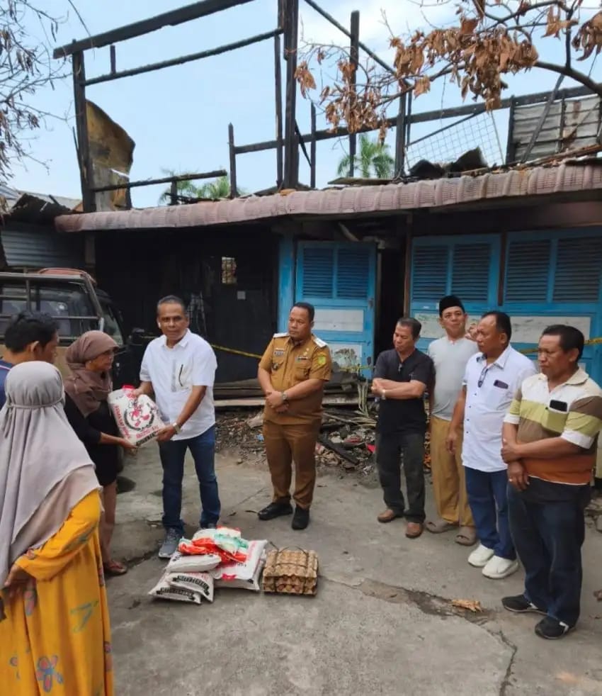 Anggota DPR RI, Dr Maruli Siahaan Berikan Bantuan Kepada Korban Kebakaran di Medan Perjuangan