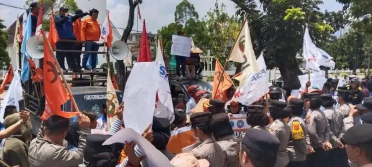 Exco Partai Buruh Unjuk Rasa Tuntut Janji Rumah Subsidi dan Dihapusnya Sistem Perbudakan Diperkebunan