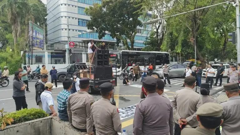 Massa Demo Di Depan Kantor DPRD Medan Minta Tutup Pabrik Kecap