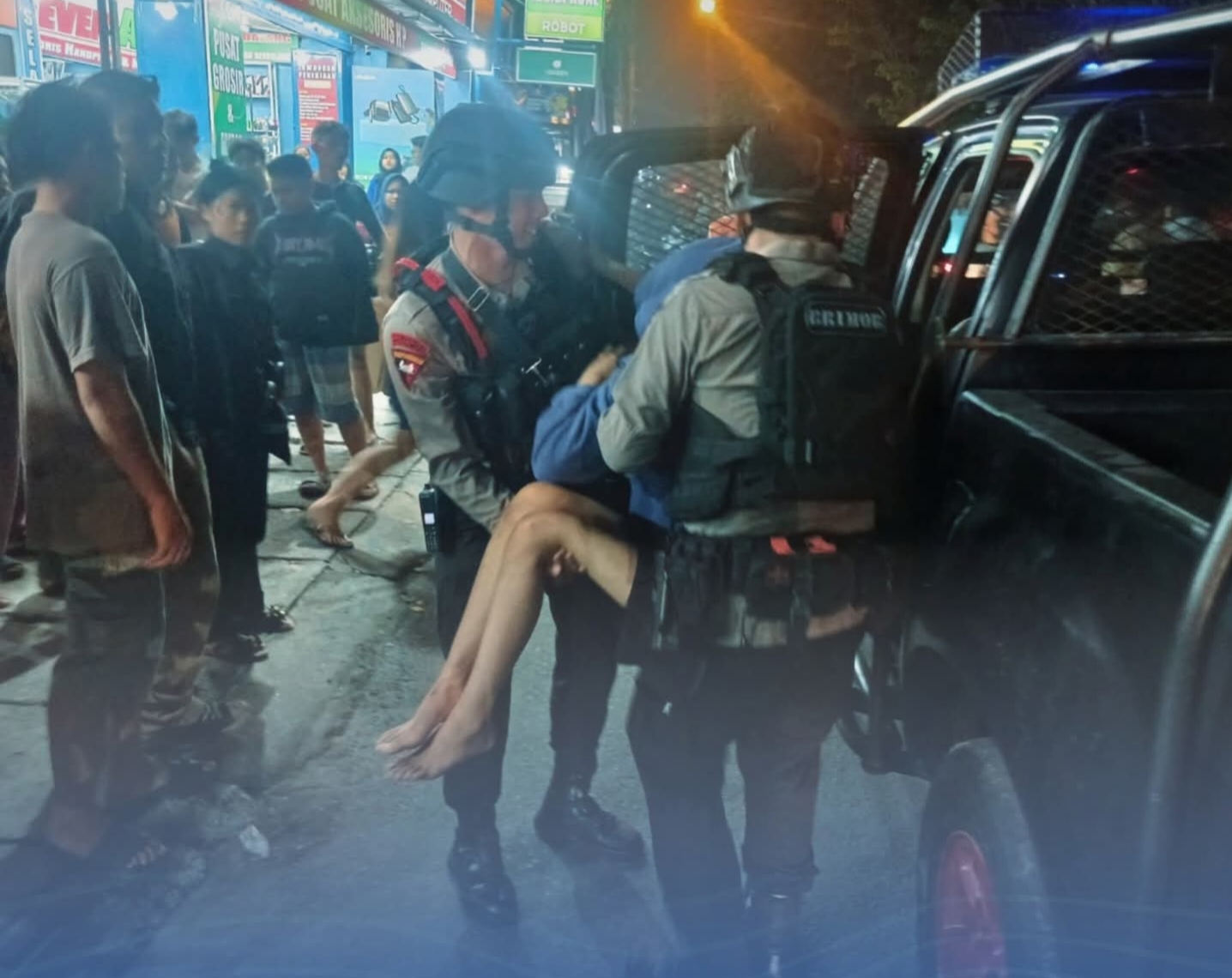 Gerak Cepat Patroli Brimob Polda Sumut Evakuasi Korban Laka Lantas di Jalan William Iskandar