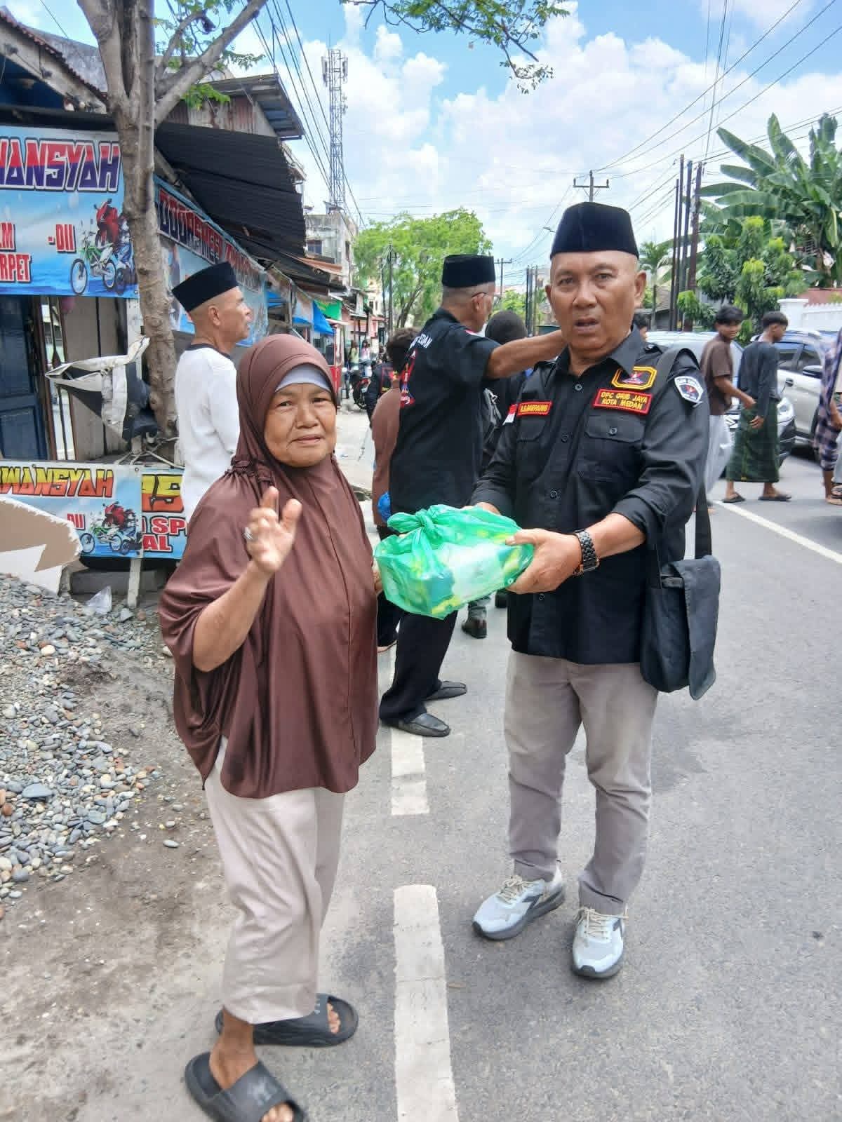 DPC GRIB Jaya Kota Medan Berkalaborasi Dengan PAC GRIB Jaya Medan Perjuangan Tebar Kebaikan Jumat Berkah Di Mesjid Al Hikmah